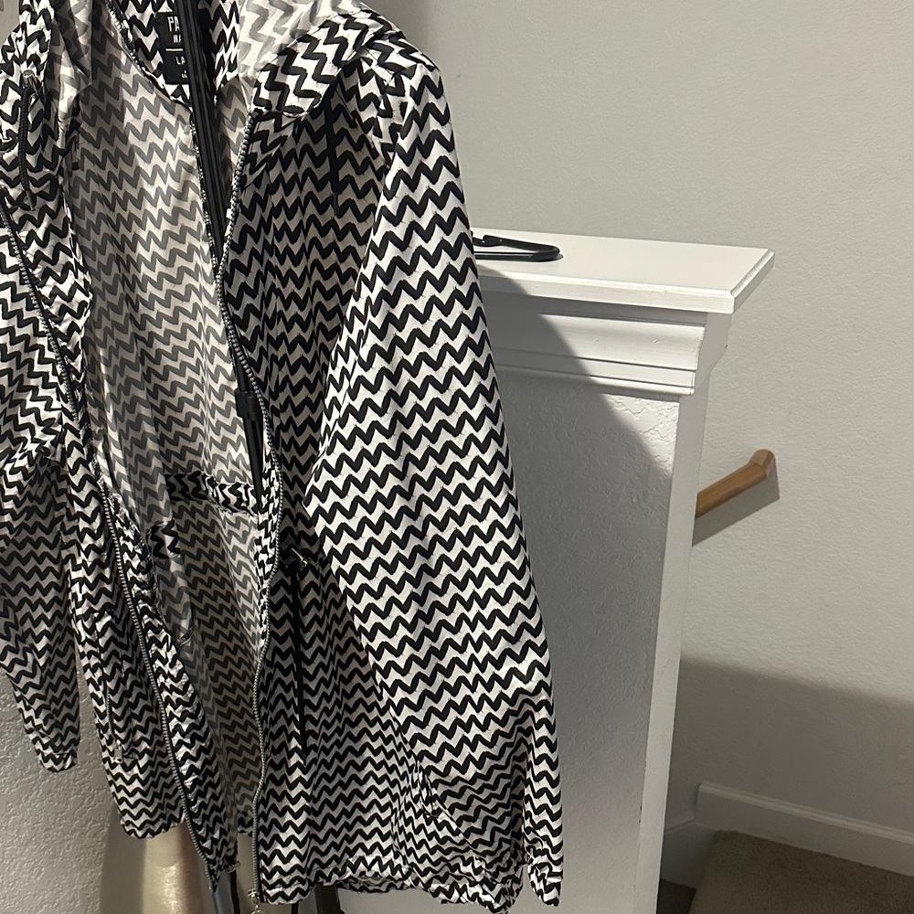 Chic Chevron Patterned Rain/Windbreaker Jacket Bn… - image 5